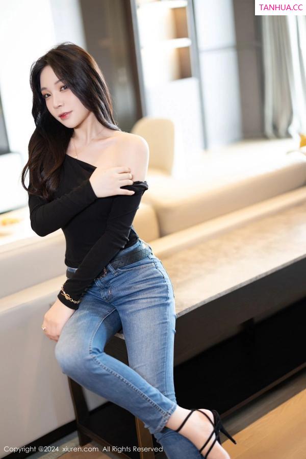   [XiuRen]高清写真图 2024.04.12 No.8385 徐莉芝Booty 黑丝美腿第21张图片